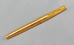 CANETAS, uma (1) PARKER "51 MIII", tinteiro, última da série Mark III, fabricada no início da década de 70, Indústria Brasileira, espessada à ouro e na tonalidade vinho, pena ouro 14k; usada não testada e sem garantias de funcionamento.