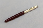 CANETA, uma (1) PARKER - Made in USA, modelo 51, corpo em resina acrílica tonalidade vinho/ bordeaux, tampa em aço polido, linha aerometric; usada, com tapa adaptada do moledo Parker 21, não consegui abrir para ver o sistema de enchimento, possui a concha quebrada junto à tampa; não testada sem garantias de funcionamento.