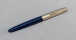 CANETA, uma (1) PARKER 21 Made in USA, tinteiro, tonalidade azul, em plástico rígido e aço, enchimento Fill Press por pressão da borracha, fabricada entre 1952 e 1965; usada não testada e sem garantias de funcionamento.