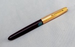 CANETA, uma (1) PARKER "51" - Made in USA, década de 50, corpo vinho, tampa espessada à ouro, pena ouro 14k, enchimento aerométrico; usada não testada e sem garantias de funcionamento.