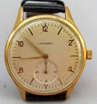 RELÓGIO, um (1) de pulso da marca LONGINES (fundada em 1832 por Auguste Agassiz; Henri Raiguel e Florian Morel, como RAIGUEL JEUNE & Cie., pouco tempo depois com a saída dos sócios Agassiz seguiu sozinho; em 1852 seu sobrinho Ernest Francillon assumiu devido a problemas de saúde com Agassiz; em 1866 compram terreno para construir uma fábrica na região chamada Les Longines; em 1867 virou LONGINES; em 1877 morre Agassiz; em 1880 registrou a marca, além de ter se tornado auto suficiente na fabricação de todos os componentes de seus relógios; em 1889 registrou o logotipo; em 1893 fez o registro nos escritórios internacionais; em 1971 foi vendida para a ASUAG e após fusões, atualmente pertence ao grupo SWATCH), mecânico, funcionando, mostrador com algarismos arábicos, mecanismo automático, caixa em metal dourado medindo 38 mm diâmetro, pulseira em couro ou símile, usado e sem garantia.
