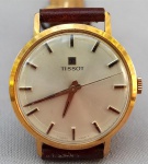 RELÓGIO, um (1) antigo de pulso, Suíço da marca TISSOT (Mathey-Tissot & Company, fundada em 1886 na Vila de Les Ponts-de-Martel; em 1899 construiu uma nova fabrica; em 1914 ganhou o Grand Prix na Exposição Nacional; em 1969/70 Elvis Presley adquiriu diversos relógios personalizados da marca; ainda em funcionamento), parado, mostrador prateado, caixa em metal dourado, medindo 34 mm diâmetro, pulseira em couro, usado e sem garantia.