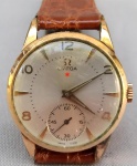 RELÓGIO, um (1) antigo de pulso, dito Estrela da marca OMEGA WATCH (em 1848 começou em uma pequena oficina em La Chaux de Fonds na Suíça, fundada por Louis Brandt; em 1879 Louis faleceu e seus filhos assumiram o negócio; em 1885 lançaram seu primeiro relógio produzido em massa; em 1892 lançaram seu primeiro relógio de repetição; em 1905 passou a ser o cronometrista oficial dos eventos esportivos na suíça; em 1932 foi o cronometrista dos jogos Olímpicos de Los Angeles, parceria que continua até a atualidade, atuando em mais de vinte Jogos Olímpicos; em 1962 seu modelo Speedmaster foi usado por um astronauta na missão Mercury Sigma 7; em 1965 a NASA tornou o modelo oficial para as Missões Espaciais; em 1969 fez a primeira viagem a lua; em 1990 ganhou popularidade como relógio oficial de James Bond), mecânico, funcionando, mostrador com algarismos arábicos, caixa e tampa em metal dourado, medindo 33 mm diâmetro, pulseira em couro, usado e sem garantia.