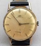 RELÓGIO, um (1) de pulso da marca MOVADO (fundada em 1881, por Achille Ditesheim, em La Chaux-de-Fonds, Suíça; em 1983 foi vendida para Assista Corporation, fundada por Gedalio Grinberg, nos EUA), mecânico, parado, caixa em metal prateado, medindo 32 mm diâmetro, tampa em aço,  pulseira em couro, usado e sem garantia, observação feito para Companhia Brasileira de Estireno.