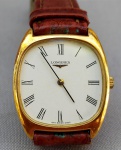 RELÓGIO, um (1) de pulso da marca LONGINES (fundada em 1832 por Auguste Agassiz; Henri Raiguel e Florian Morel, como RAIGUEL JEUNE & Cie., pouco tempo depois com a saída dos sócios Agassiz seguiu sozinho; em 1852 seu sobrinho Ernest Francillon assumiu devido a problemas de saúde com Agassiz; em 1866 compram terreno para construir uma fábrica na região chamada Les Longines; em 1867 virou LONGINES; em 1877 morre Agassiz; em 1880 registrou a marca, além de ter se tornado auto suficiente na fabricação de todos os componentes de seus relógios; em 1889 registrou o logotipo; em 1893 fez o registro nos escritórios internacionais; em 1971 foi vendida para a ASUAG e após fusões, atualmente pertence ao grupo SWATCH), mecânico, funcionando, mostrador branco com algarismos romanos, mecanismo com 17 rubis ou safiras, caixa em metal dourado medindo 30 x 30 mm, pulseira em couro, usado e sem garantia.