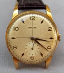 RELÓGIO, um (1) de pulso da marca INVICTA (fundada em 1837 por Raphael Picard, em La Chaux-de- Fonds, Suíça; em 1983 foi vendida para Ondix S/A; em 1991 foi vendida para um grupo de empresários norte americanos), mecânico, funcionando, mostrador com algarismos arábicos, medindo 39 mm diâmetro, pulseira em couro (solta em um dos lados), observação feito para O Comando de Aeronáutica  Asuncion Paraguay, ano 1958, numerado 23884, usado e sem garantia.