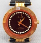 RELÓGIO, um (1) de pulso marcado ACUET, caixa em metal espessado a ouro na técnica de eletrólise, medindo 30 mm diâmetro, pulseira em couro, movimento quartz, aparentemente em bom estado, usado, não testado e sem garantia, possivelmente demanda bateria.