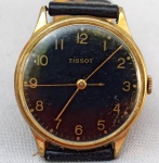 RELÓGIO, um (1) antigo de pulso, Suíço da marca TISSOT (Mathey-Tissot & Company, fundada em 1886 na Vila de Les Ponts-de-Martel; em 1899 construiu uma nova fabrica; em 1914 ganhou o Grand Prix na Exposição Nacional; em 1969/70 Elvis Presley adquiriu diversos relógios personalizados da marca; ainda em funcionamento), automático, funcionando, mostrador preto com algarismos arábicos, caixa em metal dourado, medindo 39 mm diâmetro, pulseira em couro, usado e sem garantia.