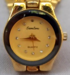RELÓGIO, um (1) de pulso marcado SEMTONI, caixa e pulseira em metal espessados a ouro na técnica de eletrólise, medindo 24 mm diâmetro, movimento quartz, aparentemente em bom estado, usado, não testado e sem garantia, possivelmente demanda bateria.