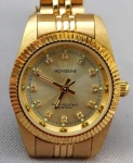 RELÓGIO, um (1) de pulso da marca MONDAINE (Mondaine Watch Ltd., relojoaria fundada em 1944, por Hans Hilfiker, em Zurique, Suíça), caixa e pulseira em metal dourado, medindo 25 mm diâmetro, a prova dágua até 50 metros, movimento quartz, aparentemente em bom estado, usado, não testado e sem garantia, possivelmente demanda bateria.