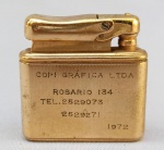 DIVERSOS, um (1) isqueiro alemão da marca IBELO, confeccionado em metal dourado, ornado na técnica guilhochê, usado, não aparenta ter sido usado, faltam a pedra e o fluído, com gravação COPI GRÁFICA LTDA., ano 1972, vide foto.