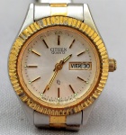 RELÓGIO, um (1) de pulso da marca CITIZEN (estabelecida em 1918 no Instituto de Pesquisa SHOKOSHA WATCH, no Japão; em 1924 produziu seu primeiro relógio de bolso; em 1930 virou CITIZEN WATCH Co.; em 1931 produziu seu primeiro relógio de pulso; em 1952 produziu o primeiro relógio de fabricação japonesa com calendário; em 1955 passou a exportar relógios de pulso; em 1993 lança o primeiro relógio controlado por rádio; em 1996 lança o primeiro relógio a energia solar; em 2007 virou CITIZEN HOLDINGS Co.; em 2011 lança o primeiro relógio sincronizado por satélite; em 2016 tornou a virar CITIZEN WATCH Co.), movimento quartz, mostrador com calendário, caixa e pulseira em metal prateado com detalhes em dourado, medindo 26 mm diâmetro, usado, não testado e sem garantia, possivelmente demanda bateria.
