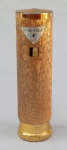 COLECIONISMO, um (1) isqueiro a gás da marca RITA, modelo R350, confeccionado em metal dourado, formato cilíndrico, acondicionado em estojo original, usado, não testado, aparentemente em bom estado, possivelmente demanda o gás, vide foto, acompanha fôlder explicativo.