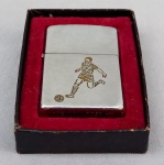 DIVERSOS, um (1) isqueiro da marca ZIPPO, Made in USA, ornado com silhueta de jogador de futebol, usado, faltam a pedra e o fluído, aparentemente em bom estado,não testado e sem garantia, vide foto, acondicionado na caixa original em papel cartonado sem a tampa.