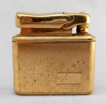 DIVERSOS, um (1) isqueiro alemão da marca IBELO, confeccionado em metal dourado, ornado na técnica guilhochê, usado, aparentemente em bom estado, faltam a pedra e o fluído, vide foto.