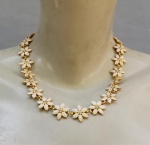 BIJUTERIAS, um (01) Choker confeccionado em metal dourado com flores esmaltadas e pedraria incolor, medindo 33cm + 14cm extensor, flores 1,5cm.