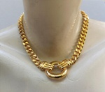 BIJUTERIAS, uma gargantilha de malha modelo groumet, metal dourado, com pingente fixo circular, medindo 40cm de comprimento.