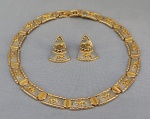 BIJUTERIAS, um (01) conjunto de três peças sendo 1 colar choker e 1 par de brincos de pressão confeccionados de placas em metal dourado e prateado fosco, decoradas com felinos, medindo o fio 40cm aproximadamente.