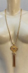 BIJUTERIAS, lote com dois (02) itens em metal dourado: 1 corrente em malha Snake (rabo de rato) e 1 pingente, medindo 70cm a corrente + 12cm o pingente.
