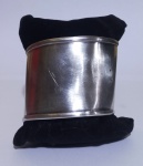JOIAS, Bracelete em prata, com incrustações de zircônia, falta 1 pedra. Apresenta mossas. Med.: 6,5x6,5cm. Peso total bruto: 50g.