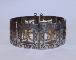 JOIAS, Pulseira em prata peruana 925mls, ornamentação cinzelada e burilada com paisagem, lhamas e figuras, parte central em ouro 18k, fecho de encaixe contrastado. Med.: 21cm / Peso total bruto: 40,6g.