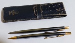 CANETAS, PARKER, Caneta esferográfica e lapiseira confeccionadas em aço Lustraloy e metal dourado, modelo Classic, com inscrições: M. LUCIA, datado: 19/01/1980, lapiseira possui mossa, apresentam ranhuras, usadas, acondicionadas em estojo original em couro, com desgastes.