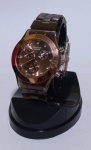 RELÓGIOS, SWATCH, Relógio de pulso de metal na cor marrom e material sintético na mesma tonalidade. Caixa redonda medindo 40mm. Movimento Quartz, não testado e sem garantia de funcionamento.