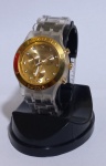 RELÓGIOS, SWATCH, Relógio de pulso de metal na cor dourada e material sintético transparente. Caixa redonda medindo 40mm. Movimento Quartz, não testado e sem garantia de funcionamento.
