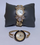 RELÓGIOS, Dois relógios confeccionados em aço dourado, sendo: A) 1 VOGUEBIJOUX com incrustações de zircônia e fecho de encaixe e B) 1 CLOWAT, com pulseira de encaixe, ambos não testado e sem garantia de funcionamento.
