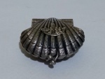 ARTE SACRA, Caixa para terço em prata contrastada representando concha, com cinzelado de Nª Senhora em relevo, acompanha 1 terço em alpaca. Med.: 4x4cm / Peso: 13g.