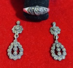 JOIAS, Lote com 3 peças, sendo: A) 1 par de brincos em prata com incrustações de marcassitas e B) 1 anel em prata com incrustações de marcassitas (aro 22). Peso total bruto: 6,6g.