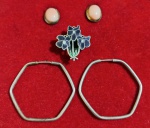 JOIAS, Lote com 5 peças, sendo: A) 1 par de brincos em prata no formato sextavado (3,5x3,5cm / peso: 3g), B) 1 par de brincos em prata 925mls com incrustação de pérola podange (1,5x1cm / peso total bruto: 2,4g) e C) 1 botão em prata representando flores esmaltada na tonalidade roxa (2x2cm / peso total bruto: 3,3g).