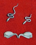 JOIAS, Lote com brincos, sendo: A) 2 brincos em prata representando cobras (3,5cm / 2cm) (peso: 2,4g) e B) 1 par de brincos em prata com incrustações de madre pérola (2cm) (peso total bruto: 4,5g).