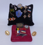DIVERSOS, Lote com 23 peças, sendo: 15 broches e 8 pins de materiais, decorações e feitios distintos.
