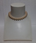 BIJUTERIAS, Colar confeccionado em pérolas sintéticas, fecho boia em metal dourado. Med.: 40cm.