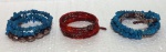 BIJUTERIAS, Três pulseiras, sendo: A) 2 confeccionadas em cascalho de turquesa e metal prateado e B) 1 com contas em madeira pintada e metal prateado (7cm).