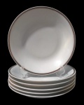 RENNER, Medaillon, Seis pratos fundos em porcelana esmaltada na tonalidade branca, borda filetada a ouro. Alguns com falhas na douração. Med.: 22cm.