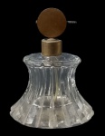 CRISTAIS, Perfumeiro em cristal translucido ricamente lapidada por sulcos, acabamentos em metal dourado, falta borrifador e apresenta oxidações. Med.: 12x9x8cm.