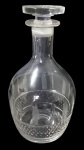 CRISTAIS, Garrafa para whisky em cristal translucido, lapidado por sulcos e bico de jaca, tampa oitavada com pequenos bicados. Med.: 22cm.