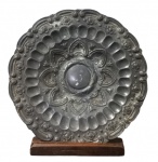 DIVERSOS, Prato decorativo em pewter, ricamente cinzelado por volutas, flores e folhagens. Apresenta marcas do tempo. Med.: 21cm.