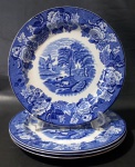 WOODS WARE, Enoch Wood's, Quatro pratos rasos em faiança inglesa vitrificada, com pintura de flores, folhagens e parte central com cena de fazenda na tonalidade azul. 1 bicado. Med.: 23cm.