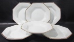 PORCELANA SCHMIDT - Seis pratos de sobremesa em porcelana vitrificada branca nacional em formato oitavado, bordas filetadas à ouro, marcados no fundo. Medidas 2 x 19 cm