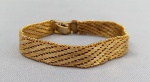 BIJUTERIAS, uma (01) pulseira feminina lacraia, malha Cláudia Curti, medindo 19 cm.