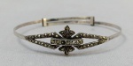 JOIA, uma (1) pulseira de tamanho regulável, confeccionada em PRATA, com apliques em marcassitas, medindo 6,5 cm diâmetro no maior tamanho, peso aproximado 6 gr.