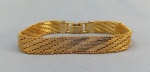 BIJUTERIAS, uma (01) pulseira feminina lacraia, malha Cláudia Curti, medindo 19 cm.