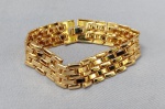 BIJUTERIAS, uma (01) pulseira feminina lacraia confeccionada em malha de metal dourado, medindo 20cm x 1,5cm de largura.
