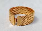 BIJUTERIAS, uma (01) pulseira feminina marcada Monet, confeccionada por correntes venezianas de metal dourado com os elos interligados formando uma conexão de mini caixas  que quase não sobra espaço entre os elos; medindo 29cm de comprimento x 2,5cm de largura.