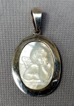 JOIA, um (1) pingente oval, confeccionado em PRATA, contrastado 925 milésimos, com madrepérola central entalhada na forma de anjo na janela, medindo 3 x 2,5 cm mais olhal e argola, peso aproximado 6,5 gr.