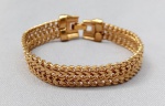BIJUTERIAS, uma (01) pulseira feminina lacraia, marcada Monet, em metal dourado, malha groumet, medindo 19cm de comprimento x 1,5cm de largura aproximadamente.