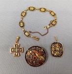 BIJUTERIAS, quatro (04) peças damasquinadas de Toledo, município de Espanha. Um broche, dois pingentes, e uma pulseira confeccionados na arte Moura de embutir fios de ouro ou prata em metal como o aço preto. Todos representam pássaros e flores. Medidas do broche 4cm de diâmetro e da pulseira 18 x 1cm. Aparentam não terem sido usados.